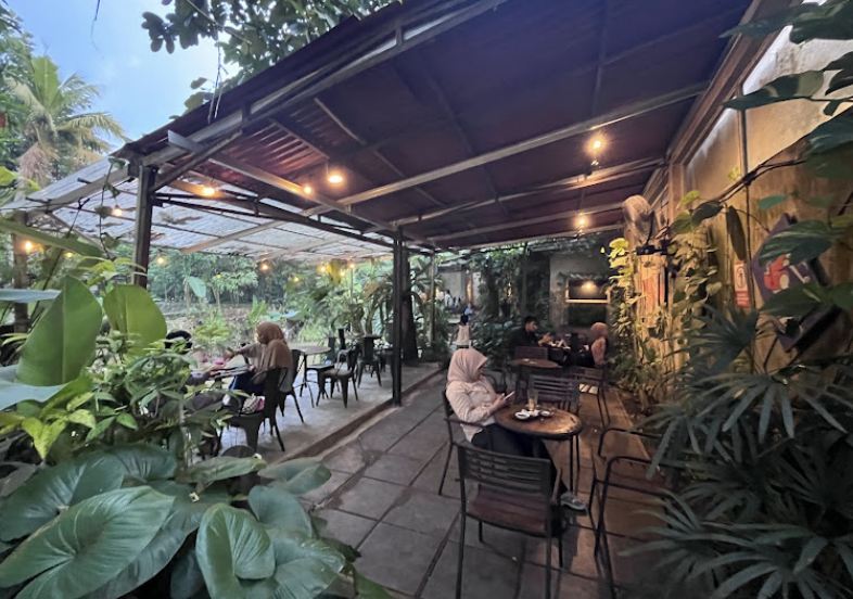 Foto Warung Kopi Tepi Sungai